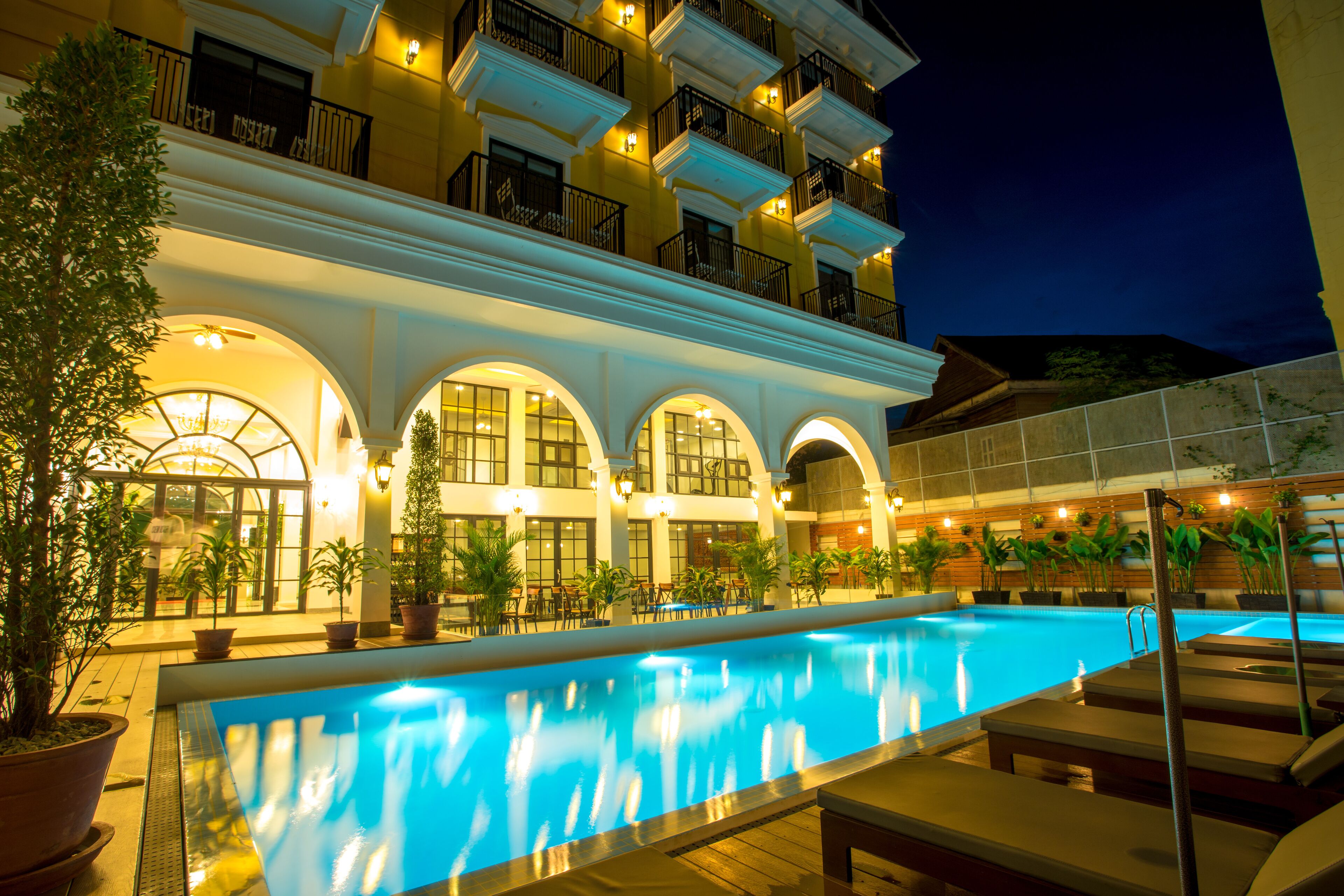 Una piscina al aire libre