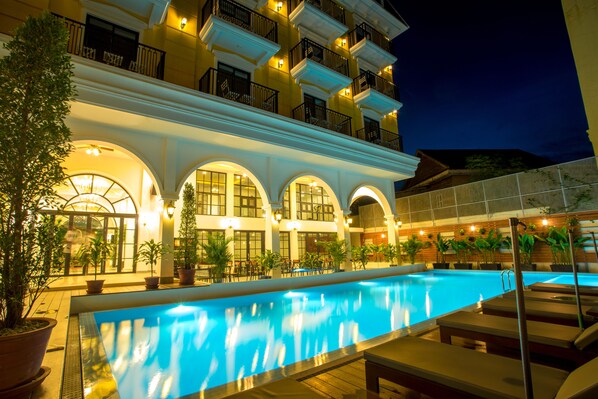 Outdoor pool - Angkor Zhe Jiang Hotel (Siem Reap)