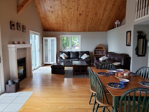 Dining - Beautiful waterfront cottage on Lake Calabogie, 5 min. walk from the golf (Calabogie)