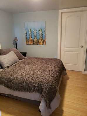 3 bedrooms, travel crib, WiFi, bed sheets - Beautiful waterfront cottage on Lake Calabogie, 5 min. walk from the golf (Calabogie)