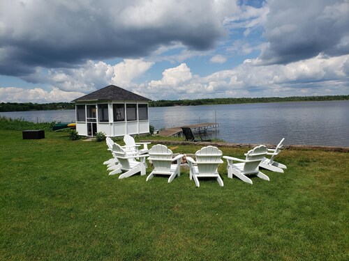 Beautiful waterfront cottage on Lake Calabogie, 5 min. walk from the golf