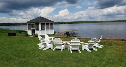 Beautiful waterfront cottage on Lake Calabogie, 5 min. walk from the golf