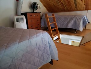 3 bedrooms, travel cot, WiFi, bed sheets - Lakefront Cottage + Sauna | Beach, Dock & Gazebo (Calabogie)