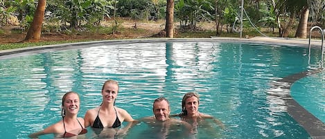 Una piscina al aire libre