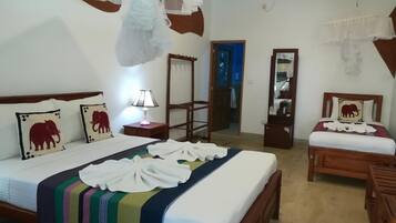 Bàn, phòng cách âm, truy cập Internet không dây miễn phí