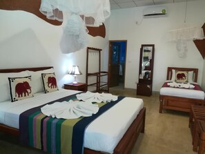 Escritorio, sistema de insonorización, wifi gratis y ropa de cama