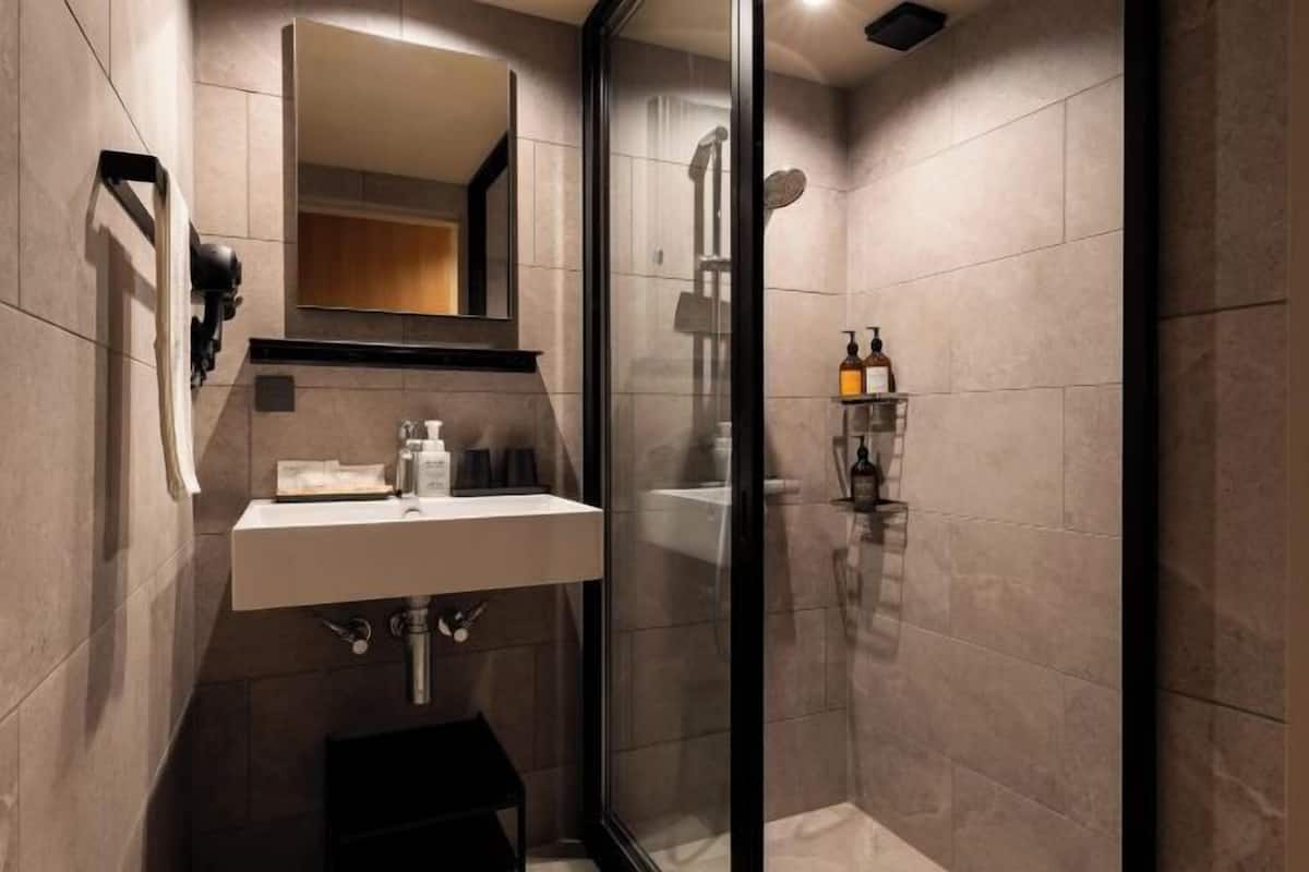 Bathroom | Separate tub and shower, free toiletries, hair dryer, slippers