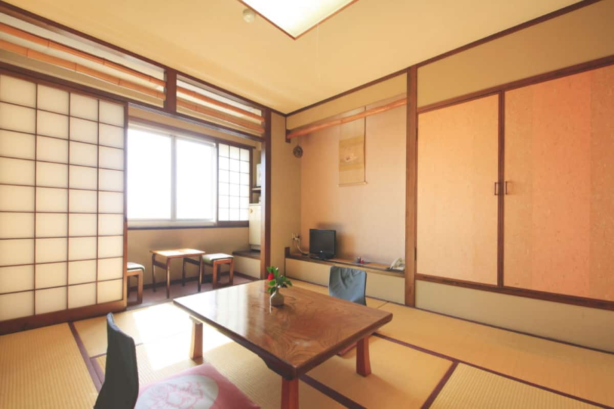 ห้องทราดิชันนัล (Japanese Style for 5 Guests) | ตู้นิรภัยในห้องพัก, โต๊ะทำงาน, Wi-Fi ฟรี, ผ้าปูที่นอน