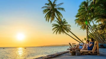 Yksityinen ranta, aurinkotuoleja, aurinkovarjoja, rantapyyhkeitä