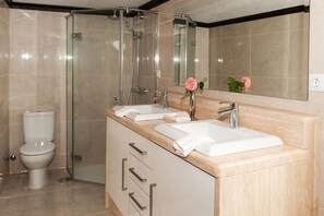 Bathtub, hair dryer, towels, soap - Villa "El Secreto II" A paradise with stunning views. (Sta Úrsula)