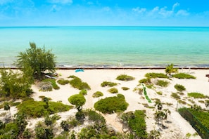 Nära stranden, solstolar och strandhanddukar