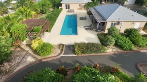 Ein Wohnhaus mit Schwimmbad, überdachter Terrasse und Meerblick.