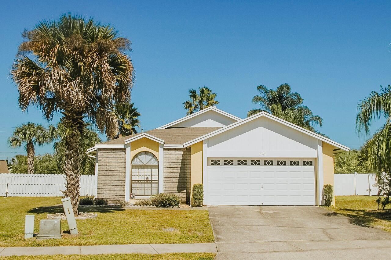Fully equipped home just 4 miles away from DISNEY!!