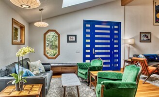 Garden Aerie Master | Living area | Flat-screen TV