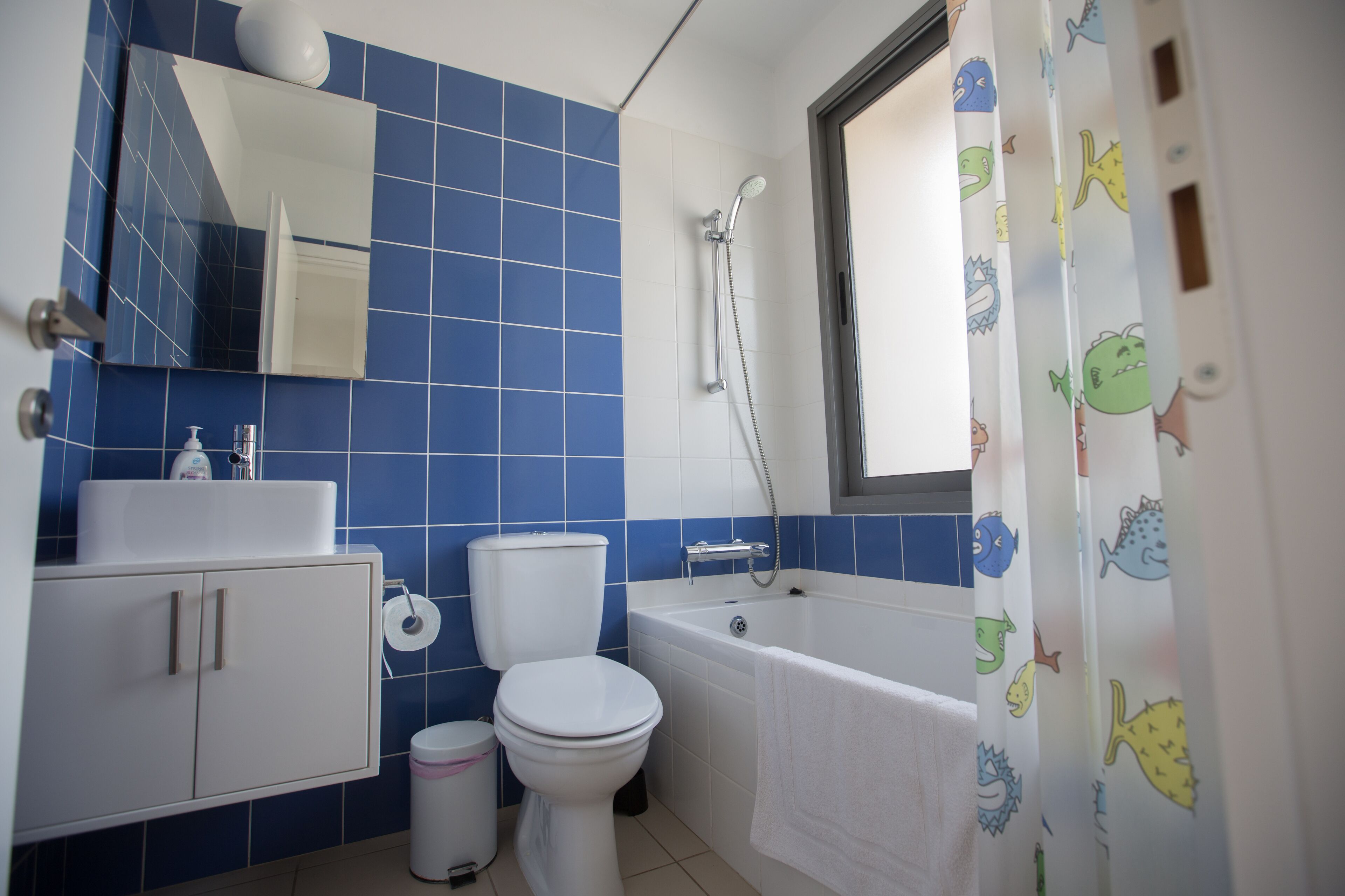 Ein Badezimmer mit Toilette, Waschbecken und Badewanne.
