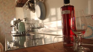Kaffetrakter/tekoker, kjøleskap, mikrobølgeovn og kokeplater