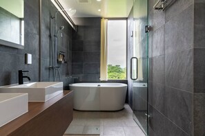 Premium-villa | Badeværelse | Separat badekar og bruser, gratis toiletartikler, hårtørrer, hjemmesko