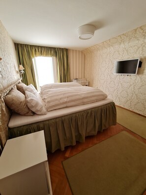 4 bedrooms, desk, free WiFi