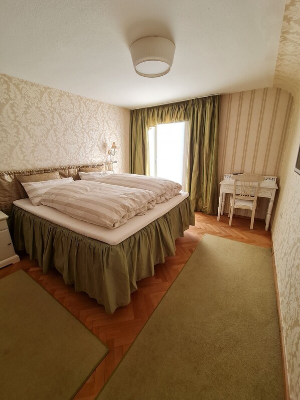 4 bedrooms, desk, free WiFi