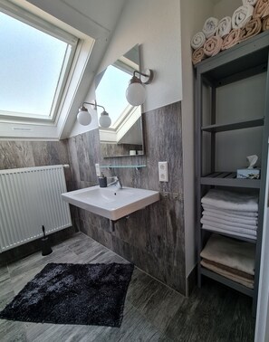 Combined shower/tub, hair dryer, towels