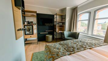 1 bedroom, desk, WiFi, bed sheets