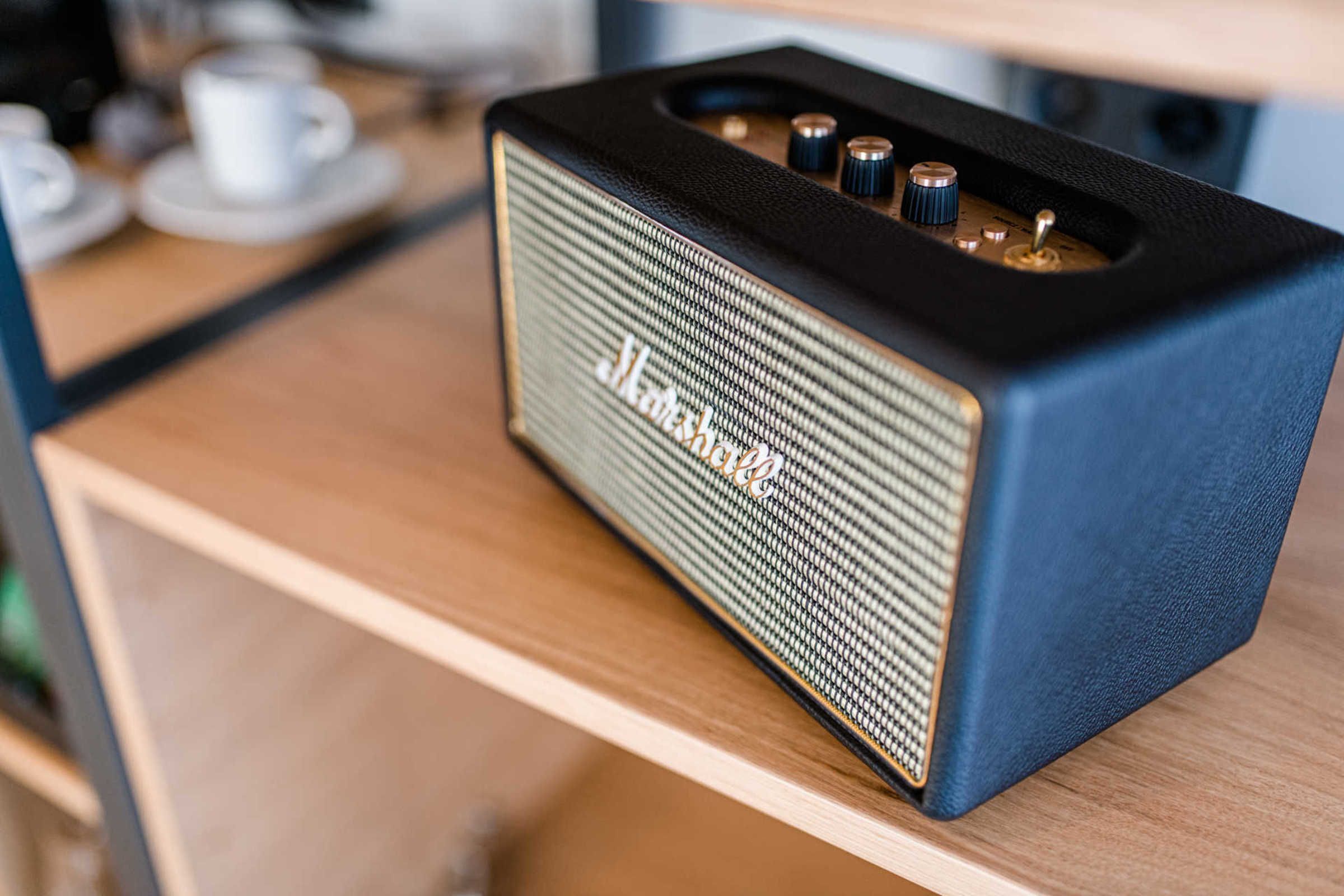Un amplificatore Marshall vintage su un tavolo di legno.