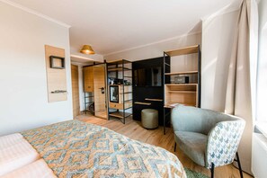 1 bedroom, desk, WiFi, bed sheets