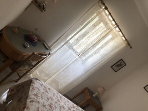 2 Schlafzimmer, Bügeleisen/Bügelbrett