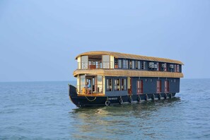 Deluxe Room In a Houseboat | Lake view