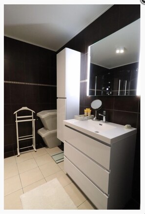 Hair dryer, towels, soap, shampoo