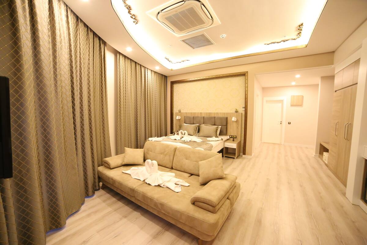 ห้องดีลักซ์สวีท | มินิบาร์, ตู้นิรภัยในห้องพัก, โต๊ะทำงาน, พื้นที่ทำงานแบบใช้แล็ปท็อป