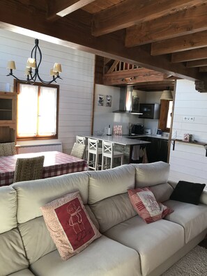 Télévision, cheminée, livres