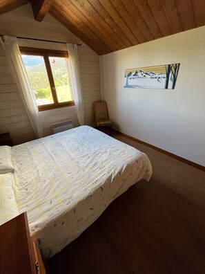 4 habitaciones, tabla de planchar con plancha, wifi y ropa de cama 