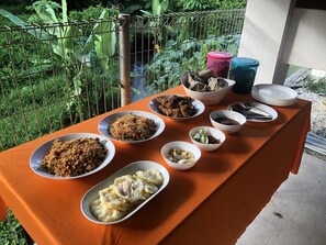Frukost med lokala rätter varje dag mot avgift
