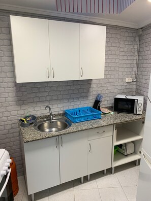 Frigorifero, microonde, forno, macchina per tè/caffè