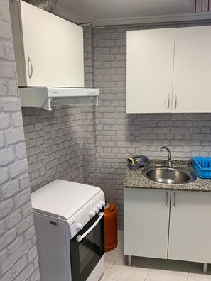 Kühlschrank, Mikrowelle, Ofen, Wasserkocher mit Kaffee-/Teezubehör