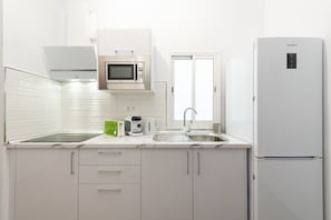Full-size fridge, microwave, oven, stovetop - CoolivingC (Las Palmas de Gran Canaria)