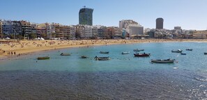 Ubicación cercana a la playa y servicio de transporte a la playa