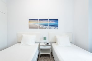 Hypo-allergenic bedding, in-room safe, individually furnished, desk - CoolivingC (Las Palmas de Gran Canaria)