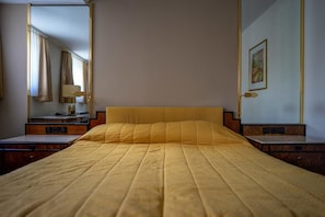Individually decorated, individually furnished, desk, laptop workspace - Berghotel Johanneshöhe (Siegen)