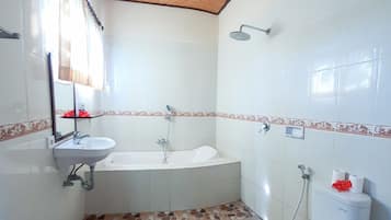 Bathtub dan shower terpisah, bathtub besar, pancuran hujan, dan handuk