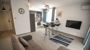 Superior-Apartment | Wohnbereich | LCD-Fernseher