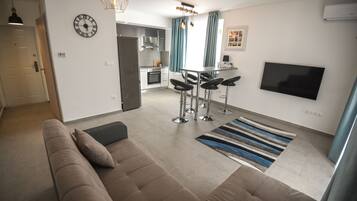 Superior Apartment | Ruang tamu | TV LCD