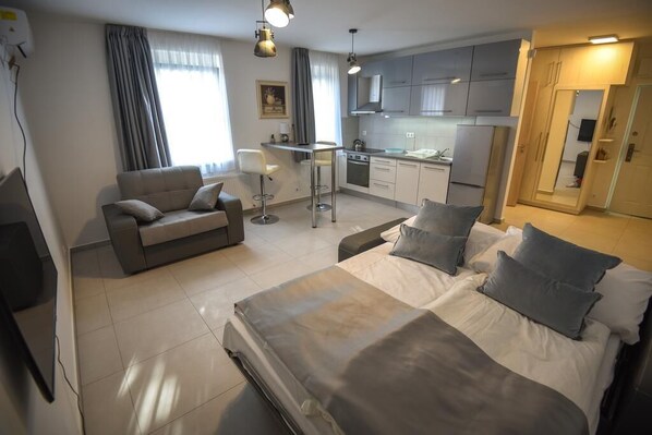 Studio | Wi-Fi gratis dan seprai linen