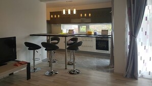 City-Apartment | Essbereich im Zimmer