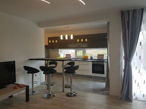 Apartemen Kota | Makan di kamar