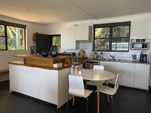 Fridge, microwave, oven, stovetop - Romantic Couples Waterfront Escape (Marks Point)