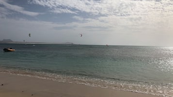 Ubicación cercana a la playa y tumbonas