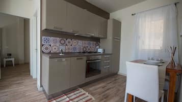 Refrigerador, horno, parrilla de estufa y cafetera y tetera
