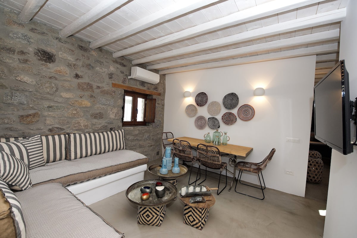 Apartamento Deluxe, 2 habitaciones | Sala de estar | Televisión LED de 36 pulgadas con canales digitales, una televisión